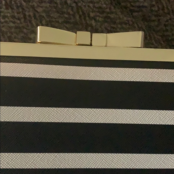 Bow Wallet - Picture 2 of 4